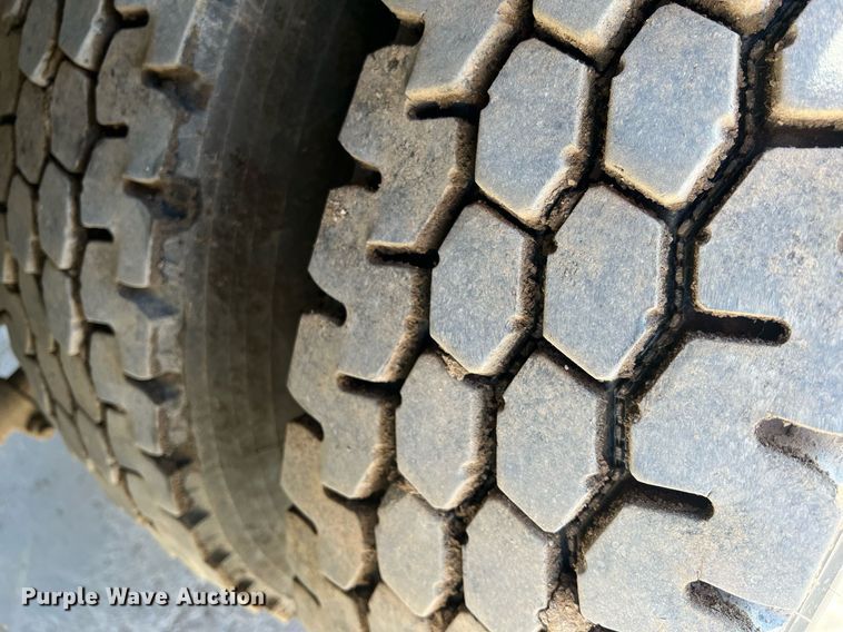 image for item NN9318 2014 Peterbilt 337  utility / service truck