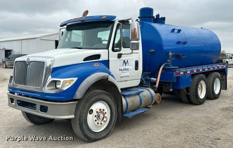 image for item NO9386 2006 International 7600  vacuum truck