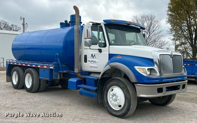 image for item NO9386 2006 International 7600  vacuum truck