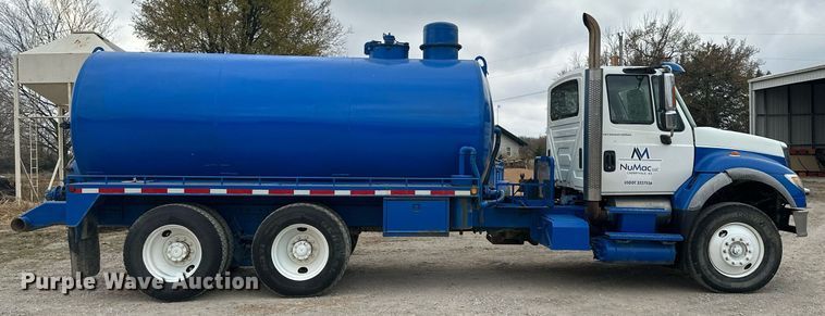 image for item NO9386 2006 International 7600  vacuum truck