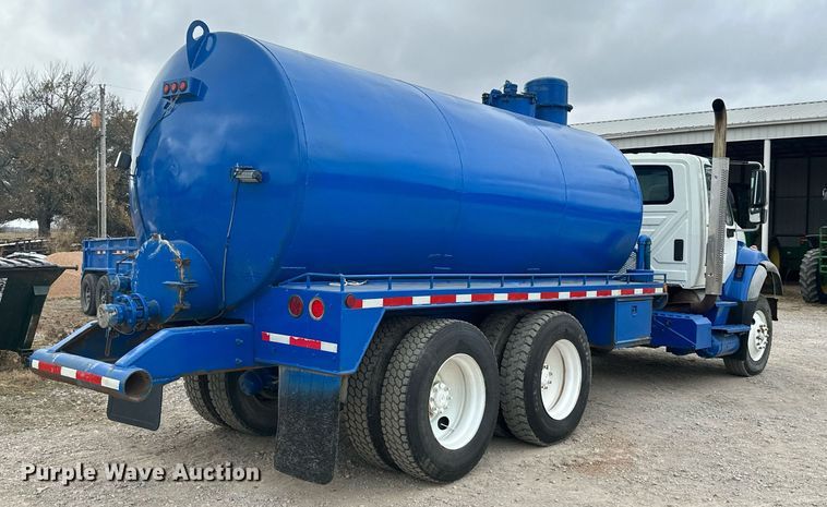 image for item NO9386 2006 International 7600  vacuum truck