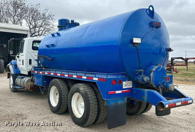 image for item NO9386 2006 International 7600  vacuum truck