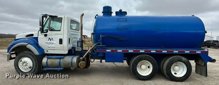 image for item NO9386 2006 International 7600  vacuum truck