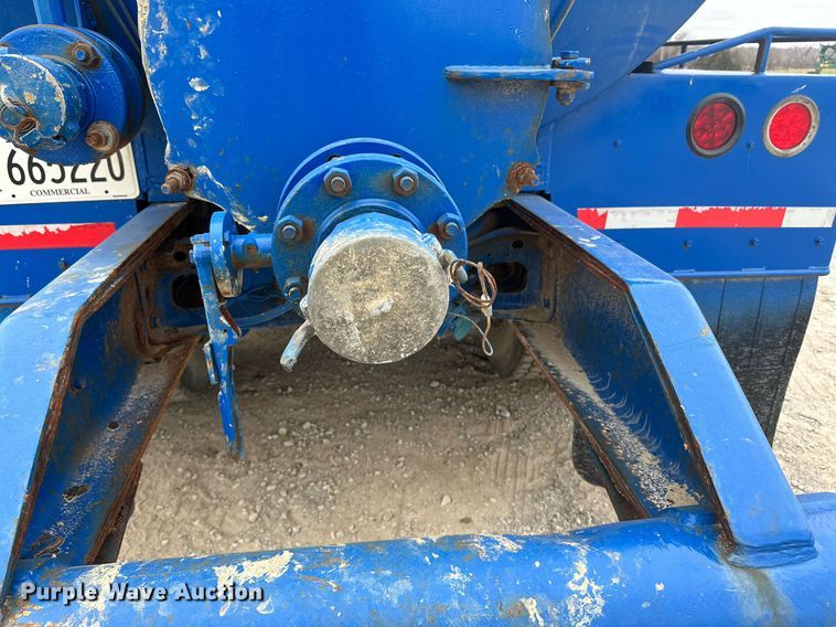 image for item NO9386 2006 International 7600  vacuum truck