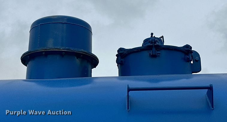 image for item NO9386 2006 International 7600  vacuum truck