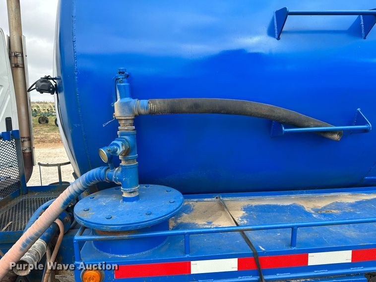 image for item NO9386 2006 International 7600  vacuum truck