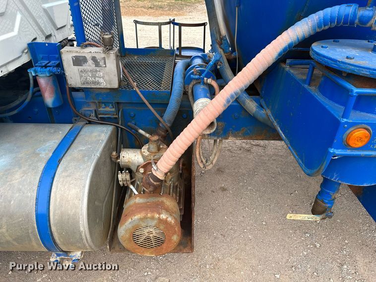 image for item NO9386 2006 International 7600  vacuum truck