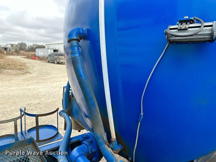 image for item NO9386 2006 International 7600  vacuum truck