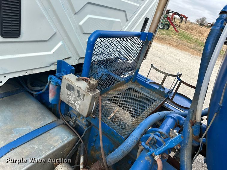 image for item NO9386 2006 International 7600  vacuum truck