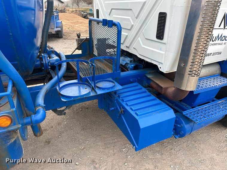 image for item NO9386 2006 International 7600  vacuum truck