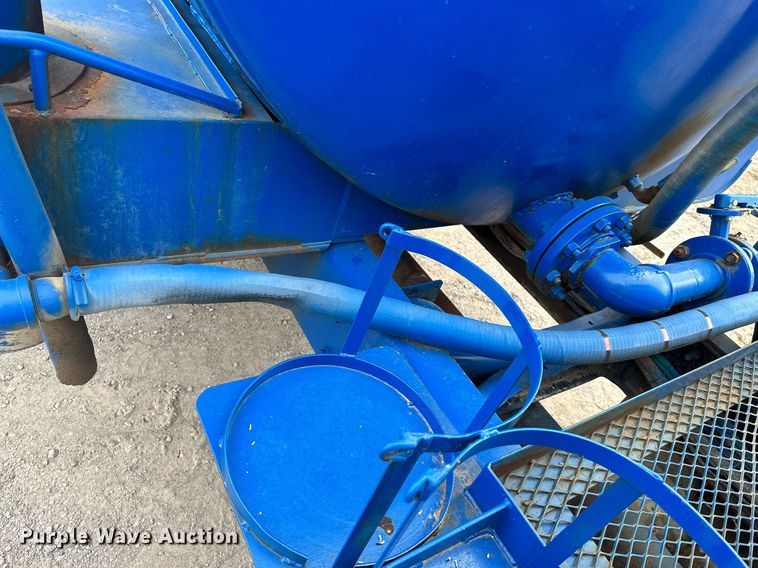 image for item NO9386 2006 International 7600  vacuum truck