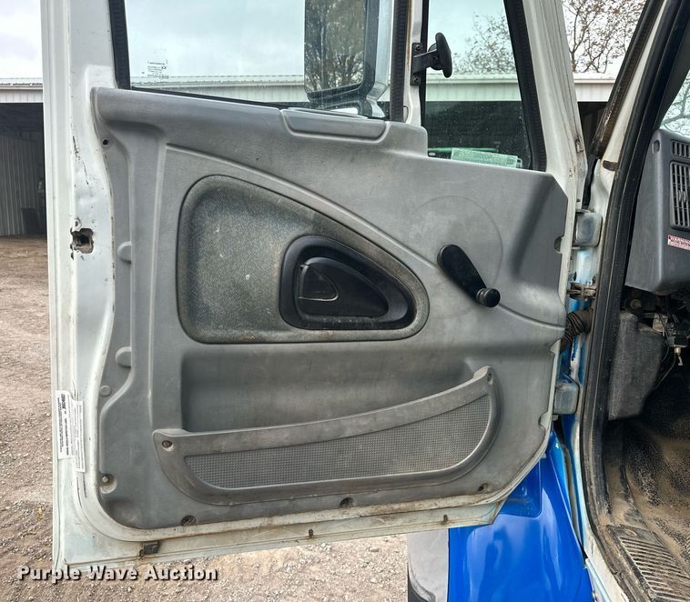 image for item NO9386 2006 International 7600  vacuum truck