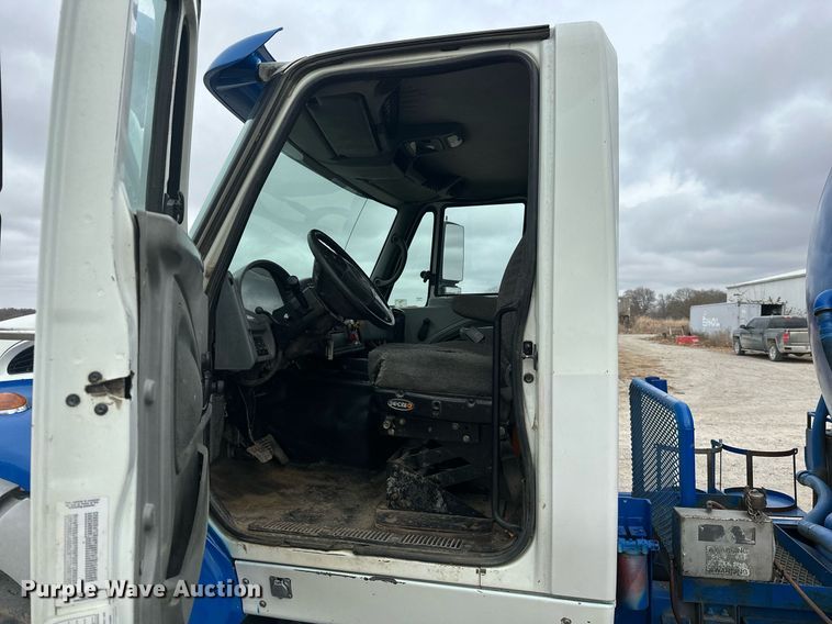 image for item NO9386 2006 International 7600  vacuum truck