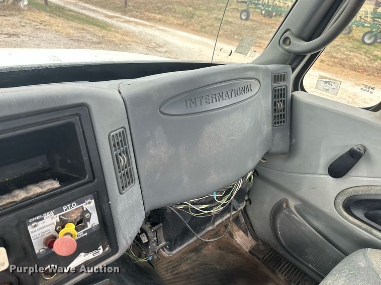 image for item NO9386 2006 International 7600  vacuum truck