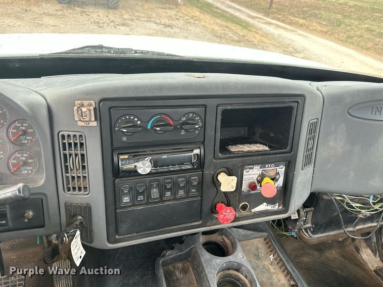 image for item NO9386 2006 International 7600  vacuum truck