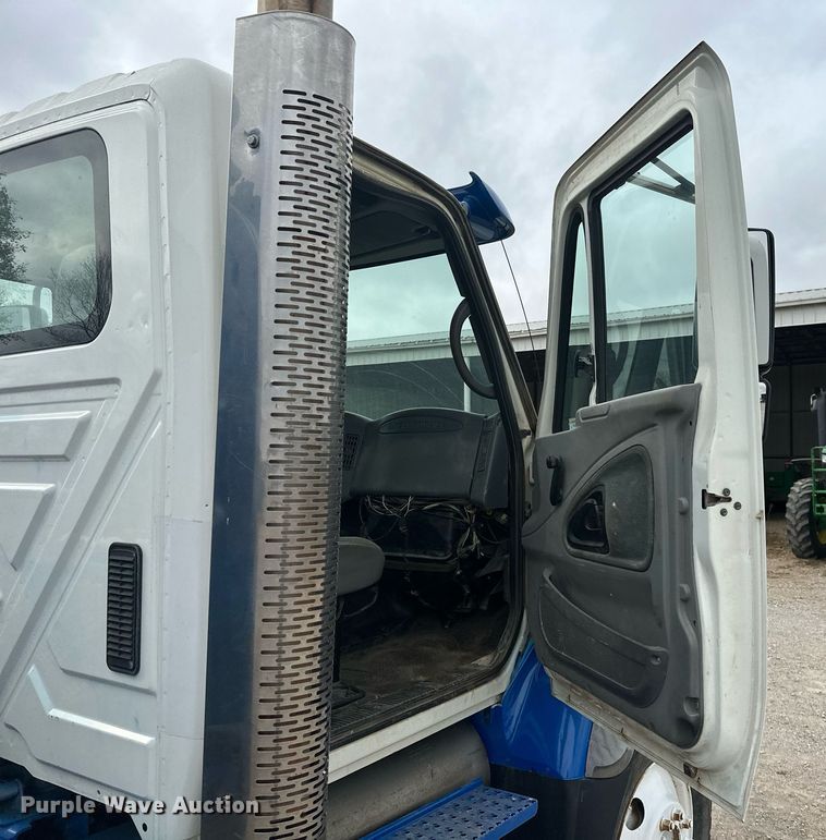 image for item NO9386 2006 International 7600  vacuum truck