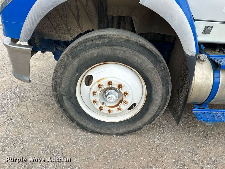 image for item NO9386 2006 International 7600  vacuum truck