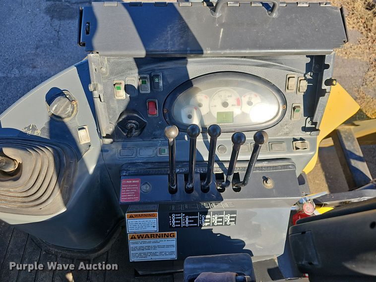 image for item NP9237 2014 New Holland U80C  landscape tractor