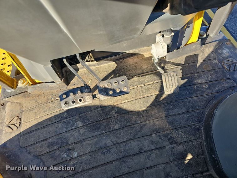 image for item NP9237 2014 New Holland U80C  landscape tractor