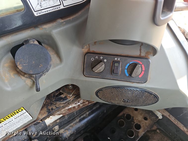 image for item NP9245 2013 Bobcat T870  tracked skid steer loader