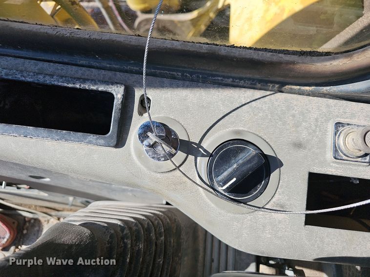 image for item NP9260 1994 Komatsu PC220LC  excavator