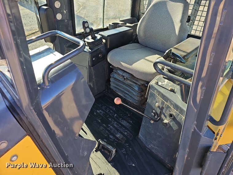 image for item NP9271 2011 John Deere 700J XLT  dozer