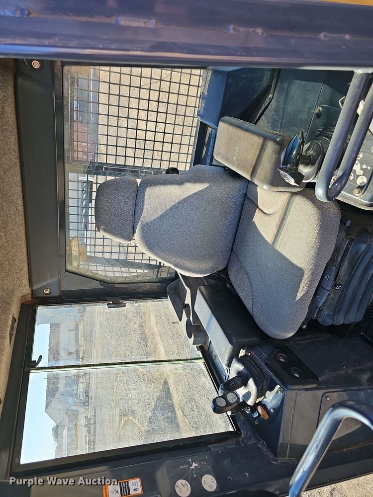 image for item NP9271 2011 John Deere 700J XLT  dozer