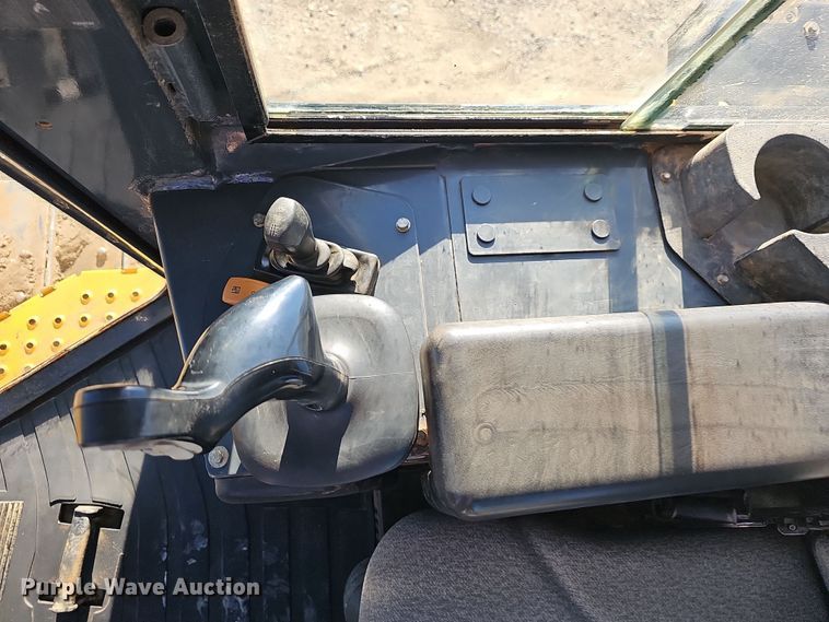 image for item NP9271 2011 John Deere 700J XLT  dozer