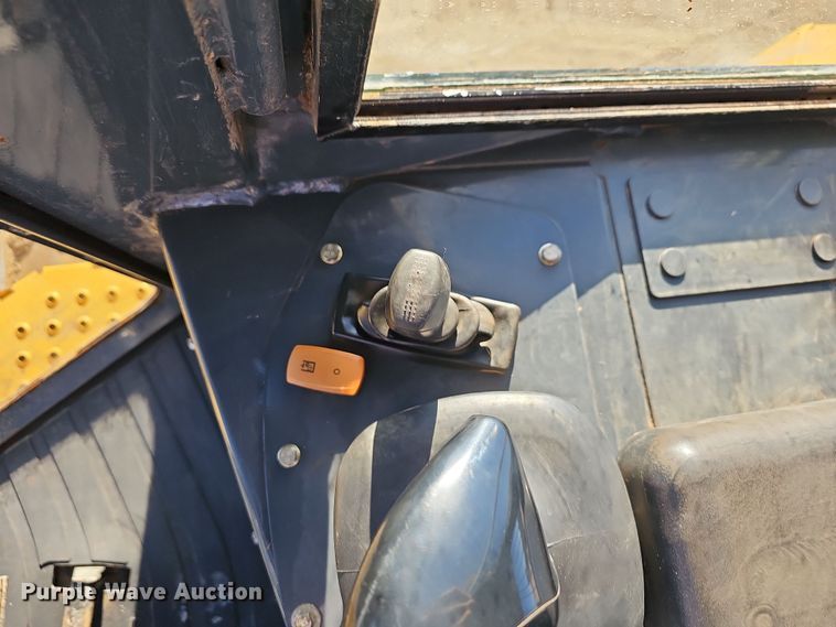 image for item NP9271 2011 John Deere 700J XLT  dozer