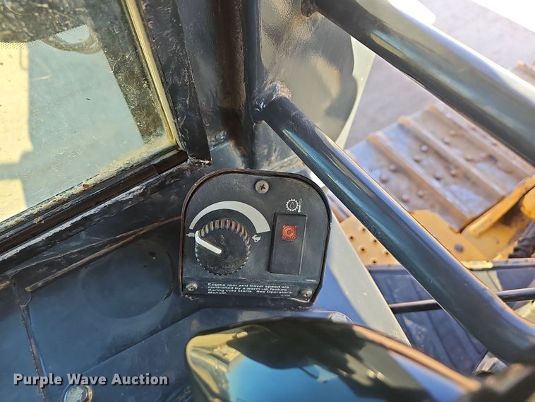 image for item NP9271 2011 John Deere 700J XLT  dozer