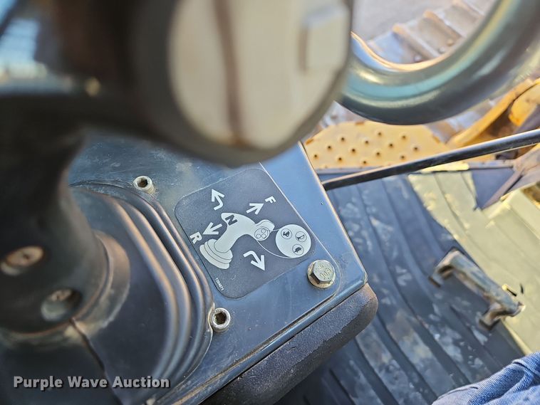 image for item NP9271 2011 John Deere 700J XLT  dozer