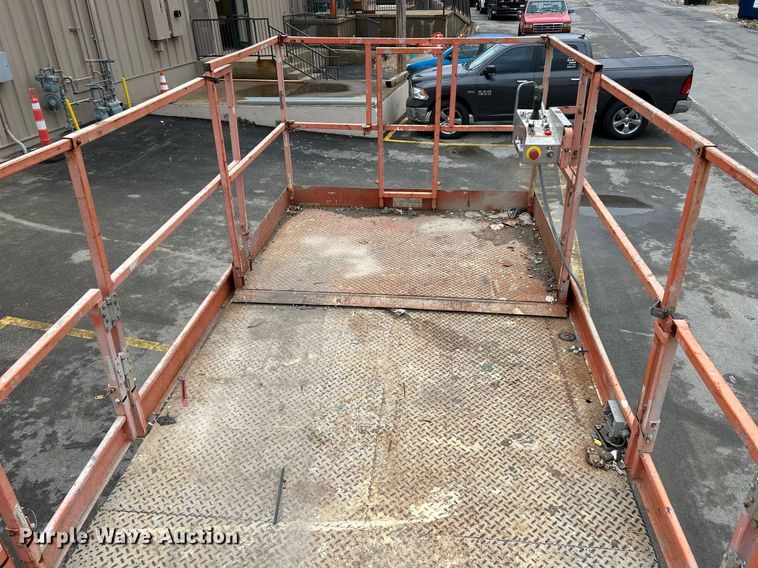image for item NR9476 2001 Skyjack SJ8841  scissor lift