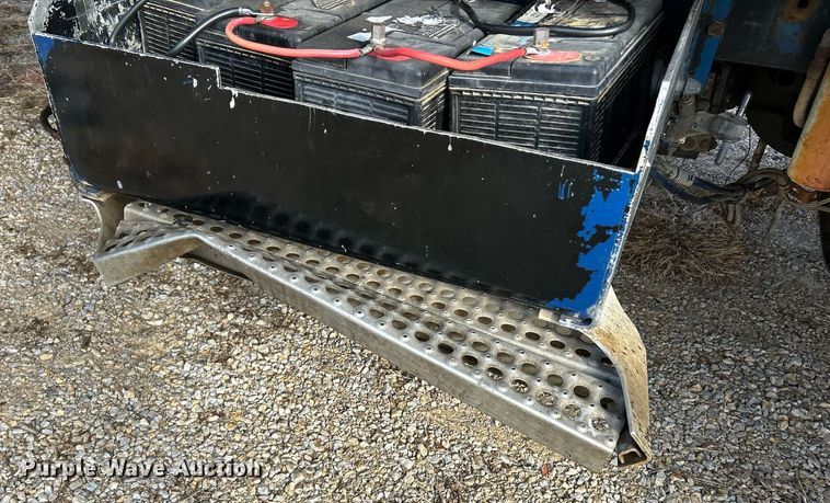 image for item NR9479 1984 Freightliner FLC  dump truck