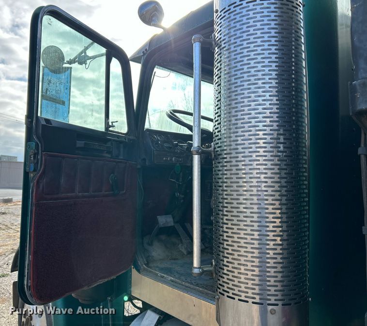 image for item NR9479 1984 Freightliner FLC  dump truck