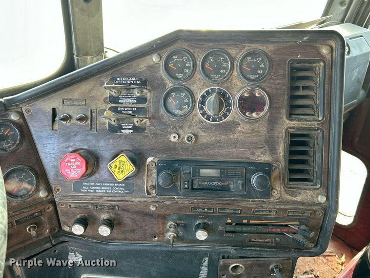 image for item NR9479 1984 Freightliner FLC  dump truck