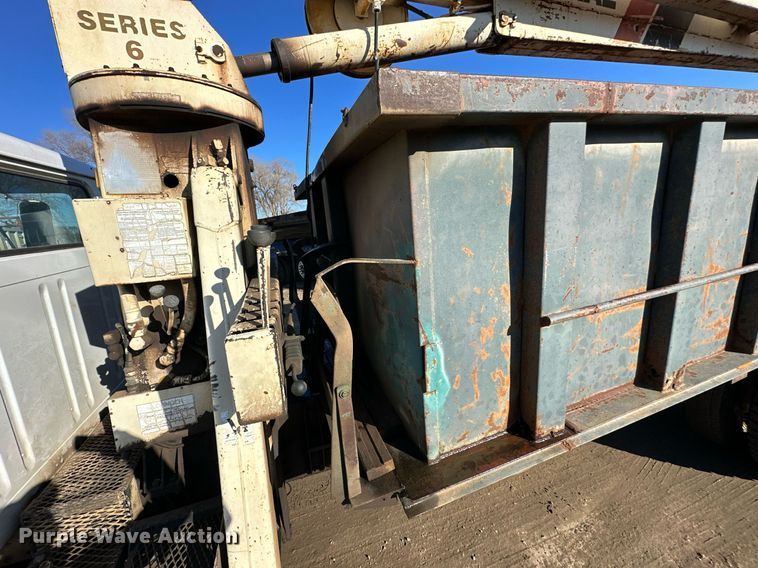 image for item NS9054 1993 International Navistar 4900  crane truck