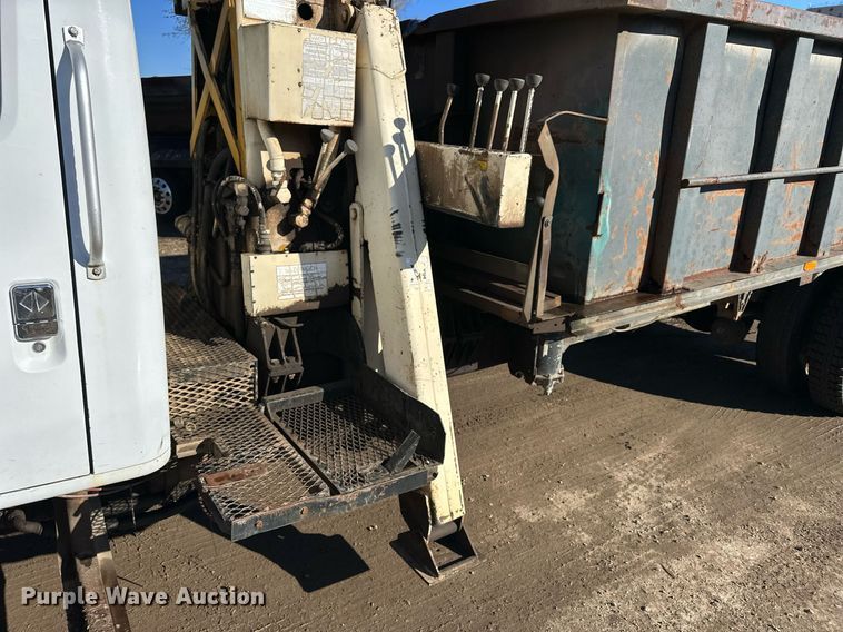 image for item NS9054 1993 International Navistar 4900  crane truck