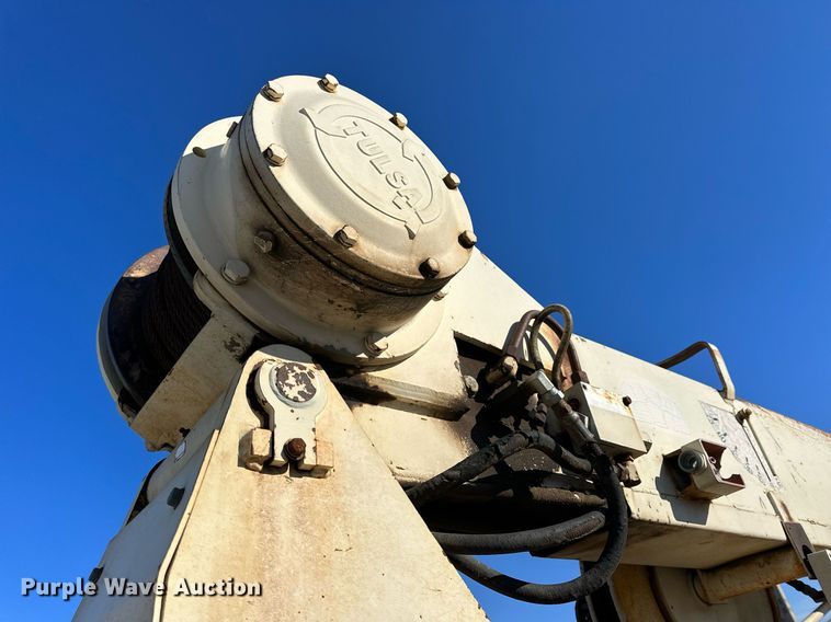 image for item NS9054 1993 International Navistar 4900  crane truck