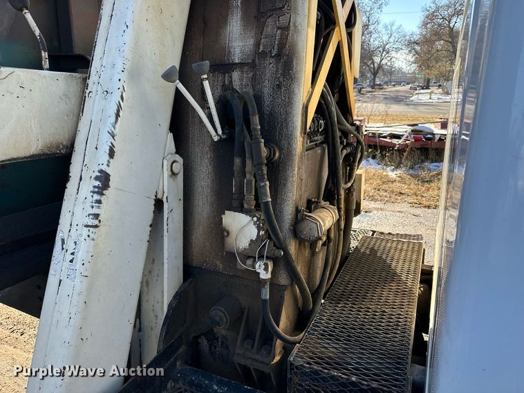 image for item NS9054 1993 International Navistar 4900  crane truck