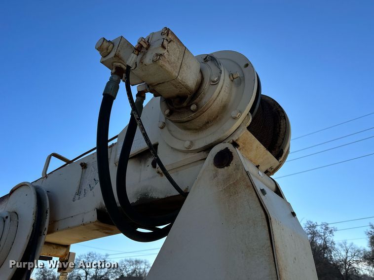 image for item NS9054 1993 International Navistar 4900  crane truck