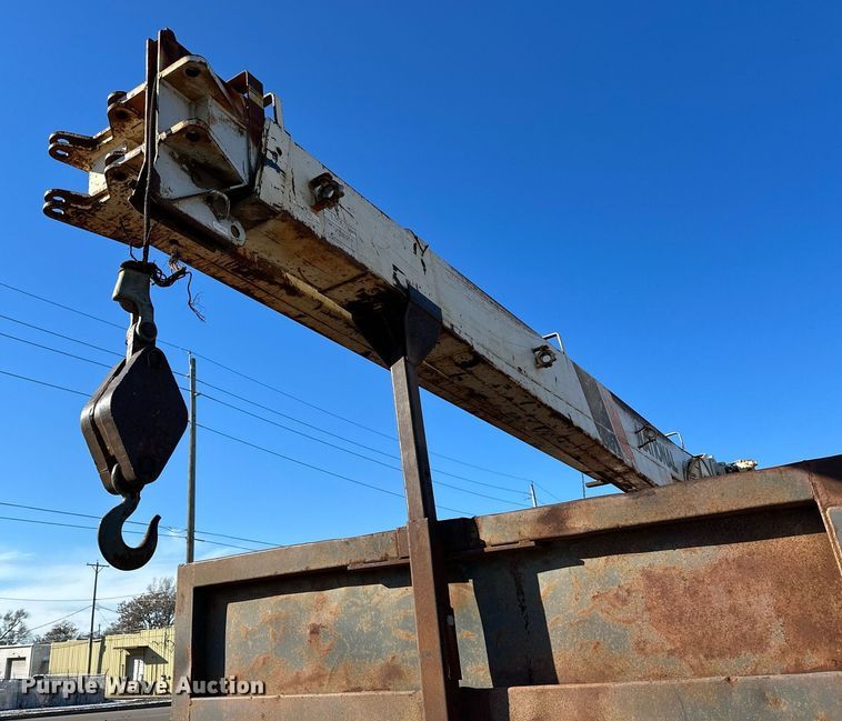 image for item NS9054 1993 International Navistar 4900  crane truck