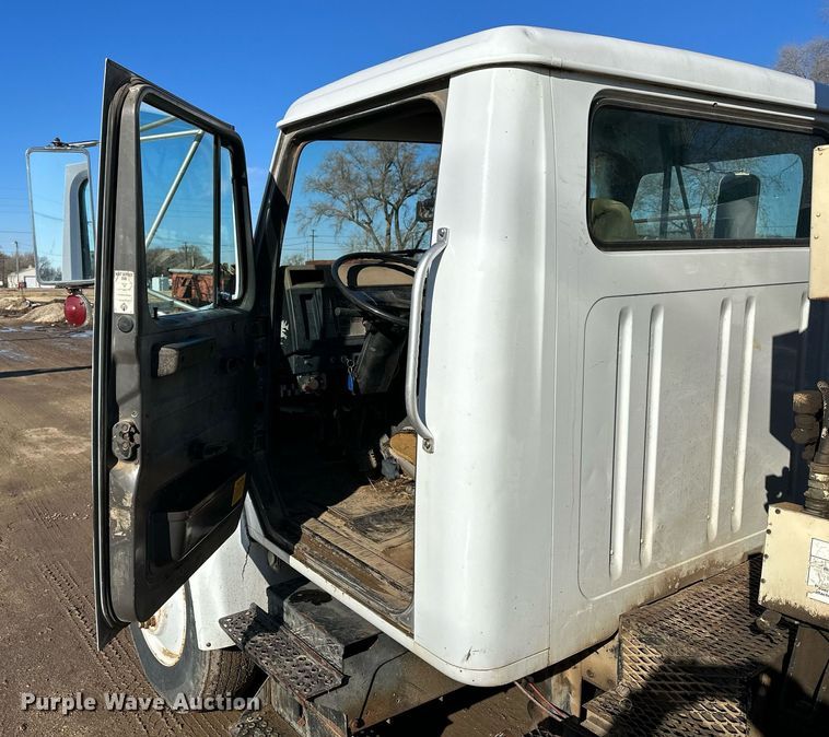 image for item NS9054 1993 International Navistar 4900  crane truck