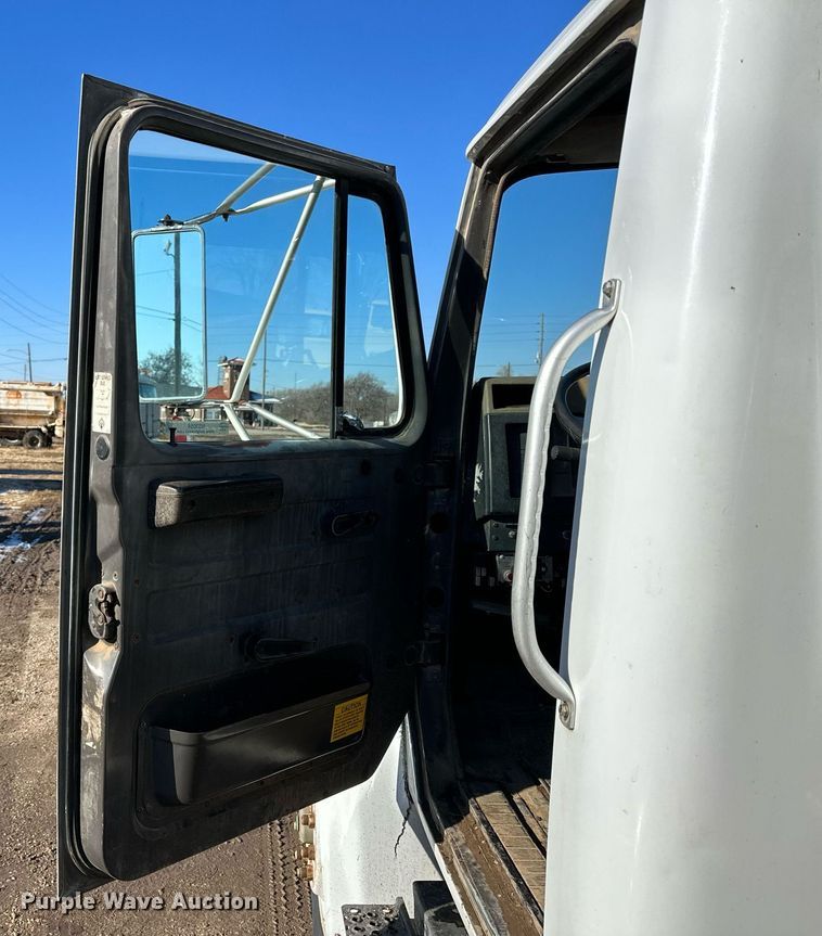 image for item NS9054 1993 International Navistar 4900  crane truck