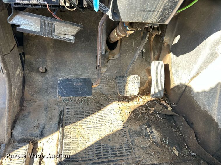 image for item NS9054 1993 International Navistar 4900  crane truck