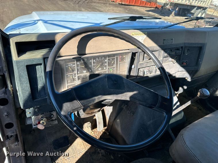 image for item NS9054 1993 International Navistar 4900  crane truck