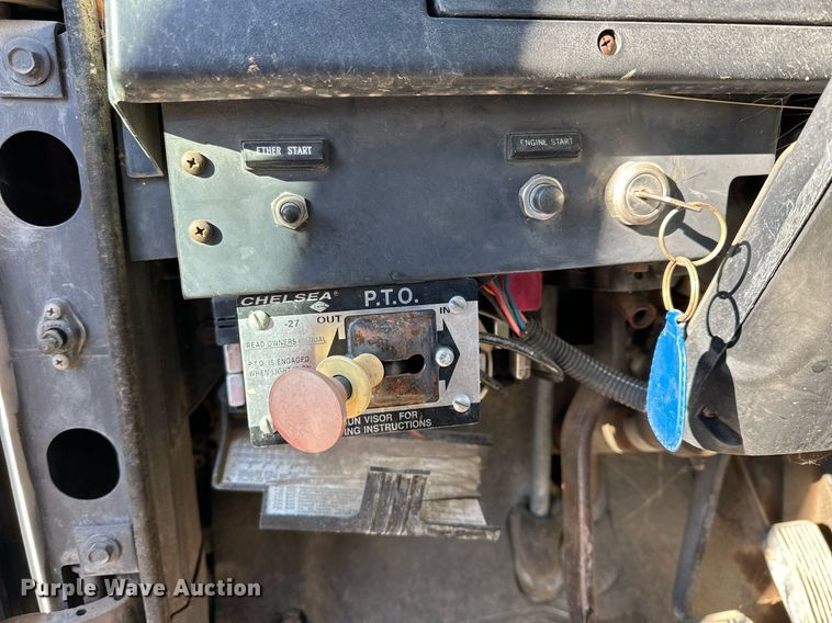 image for item NS9054 1993 International Navistar 4900  crane truck