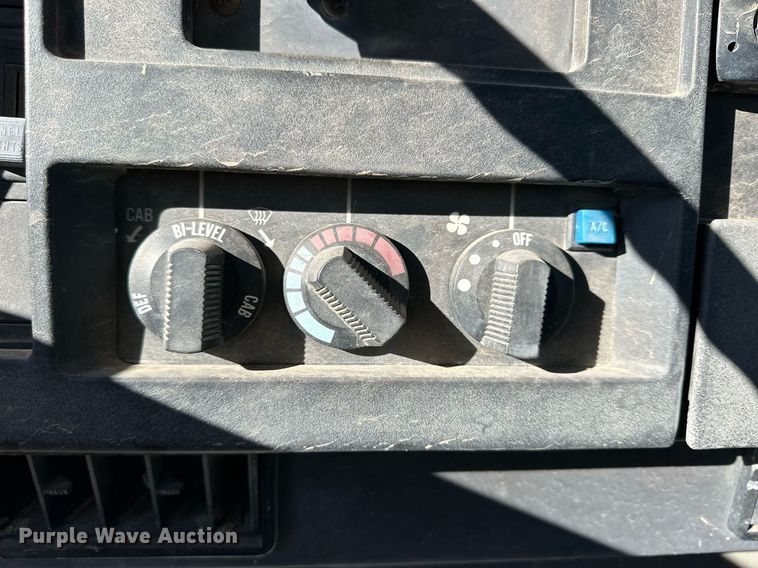 image for item NS9054 1993 International Navistar 4900  crane truck