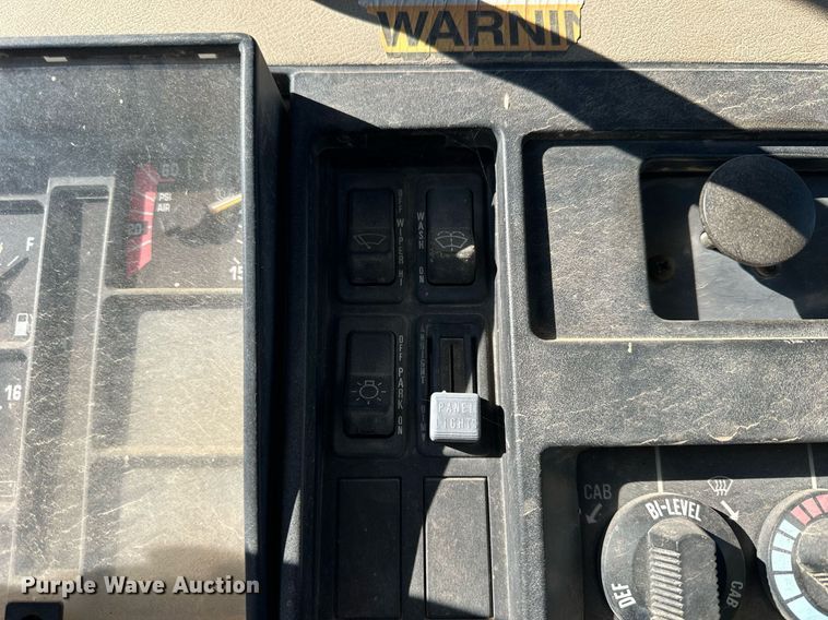 image for item NS9054 1993 International Navistar 4900  crane truck