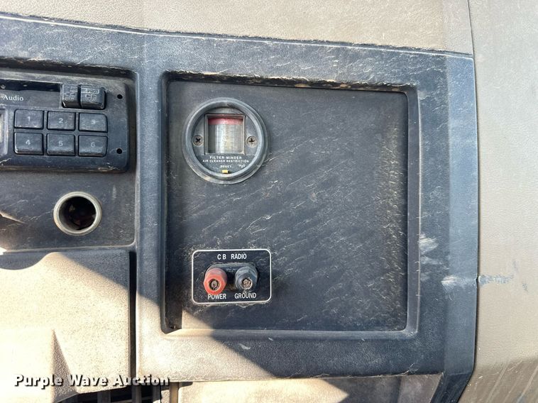 image for item NS9054 1993 International Navistar 4900  crane truck