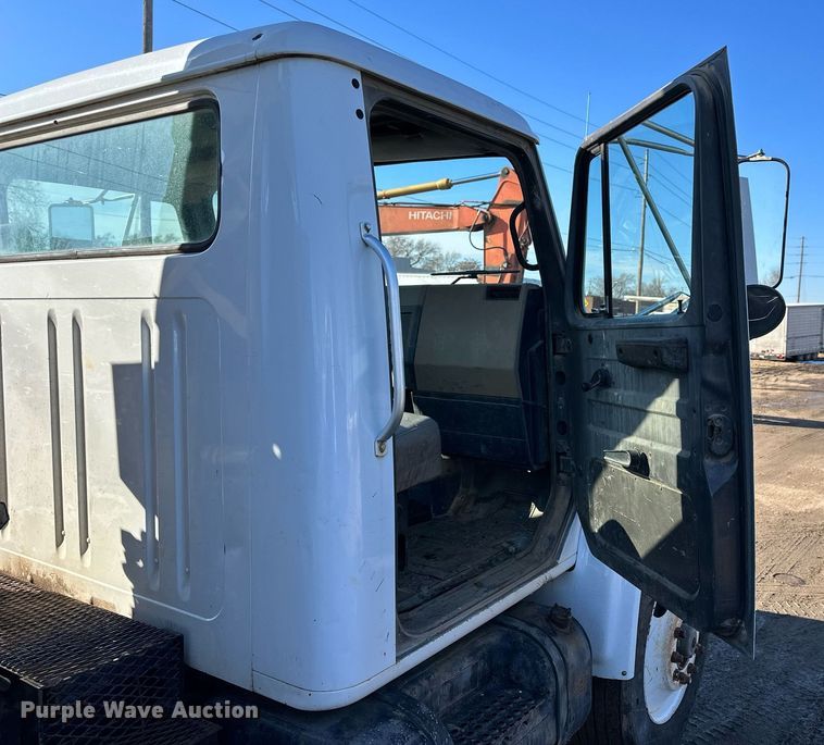 image for item NS9054 1993 International Navistar 4900  crane truck